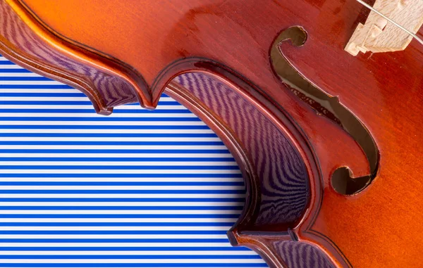 青い縞模様の背景にバイオリンの断片 クローズアップ — ストック写真