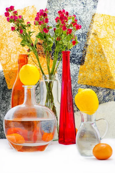 Nature Morte Avec Verrerie Colorée Branche Roses Citrons Mandarine — Photo