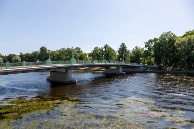 St. Petersburg, Rusya - 17 Temmuz 2021: St. Petersburg 'daki Bolshaya Nevka üzerindeki 3. Elagin Köprüsü, Central Park of Culture and Recreation' ın girişi S. M. Kirov 'dan sonra isimlendirildi..