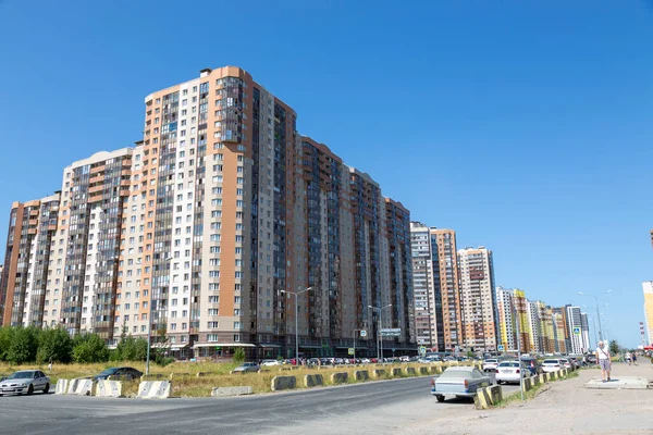 เซนต เตอร สเบ สเซ กรกฎาคม 2021 มมองของอาคารอเนกประสงค ใหม ในเขต Primorsky — ภาพถ่ายสต็อก