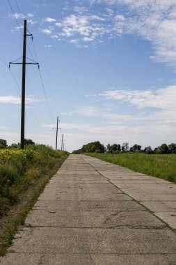 Beton yol ve elektrik hattıyla kırsal alan