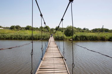 Dnipropetrovsk bölgesindeki Sura Nehri üzerinde ev yapımı asma köprü