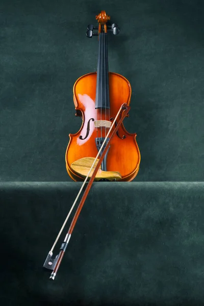 緑の背景にバイオリンと弓でまだ生活 — ストック写真