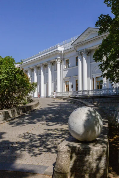 St. Petersburg, Rusya - 17 Temmuz 2021: St. Petersburg 'daki Elagin Sarayı Central Park of Culture and Leisure