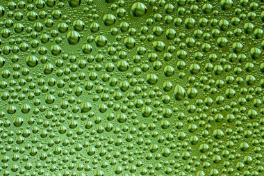 Cam yüzeydeki su damlacıklarının soyut arkaplanı