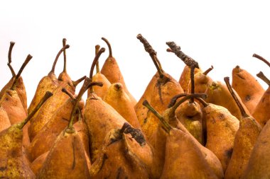 Beyaz bir arka plan üzerinde Bosc armut çeşitleri