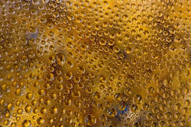 Cam yüzeydeki su damlacıklarının soyut arkaplanı