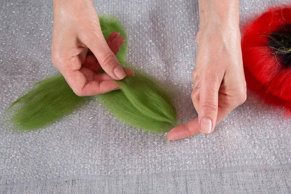 Les Mains Des Femmes Étendent Laine Dans Processus Création Produit — Photo