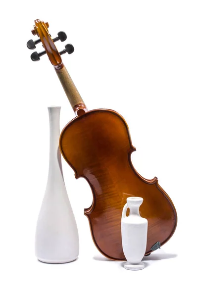 Natureza Morta Com Violino Vasos Brancos Fundo Branco — Fotografia de Stock