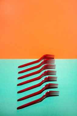 Renkli bir arka planda kırmızı çatallı, soyut bir yaşam