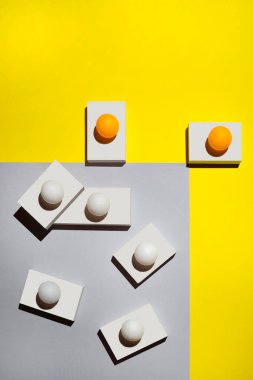 Beyaz figürlü ve renkli arkaplanda topları olan soyut bir yaşam