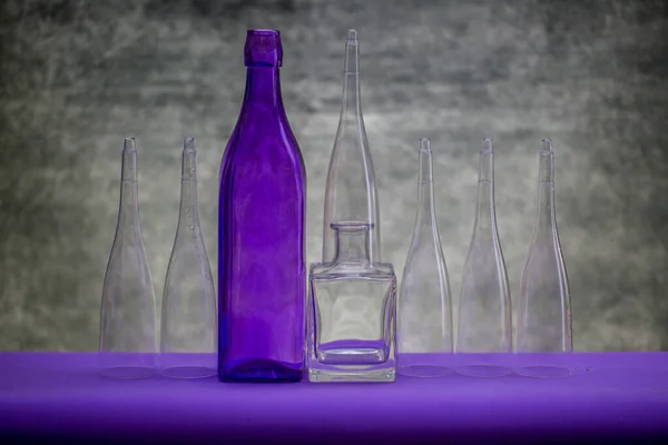 Stillleben Mit Glaswaren Auf Einem Lila Tisch — Stockfoto