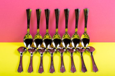 Renkli arka planda kaşıklar olan soyut bir yaşam