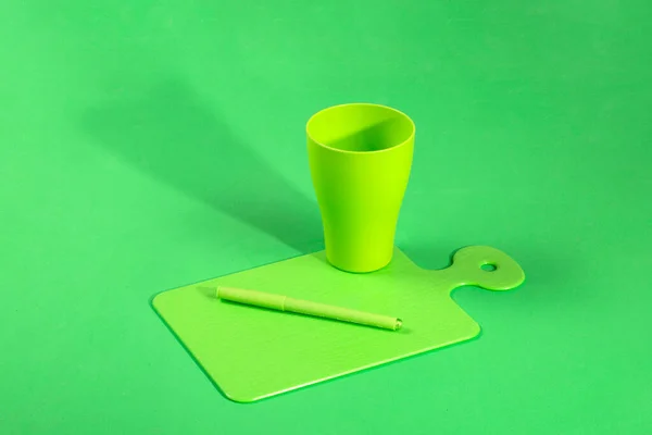 Green Cup Green Fountain Pen Kitchen Green Board — 스톡 사진