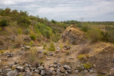 Bulutlu gökyüzüne karşı taş granit bir kayayla manzara