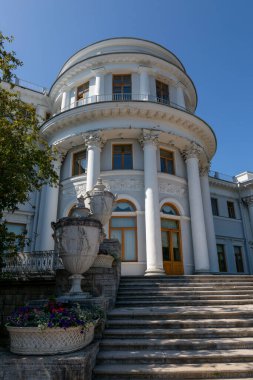 St. Petersburg, Rusya - 17 Temmuz 2021: St. Petersburg 'daki Elagin Sarayı Kültür ve Dinlenme Merkezi Parkı