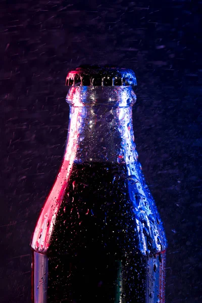 Butelka Szklana Gazowany Napój Krople Wody — Zdjęcie stockowe