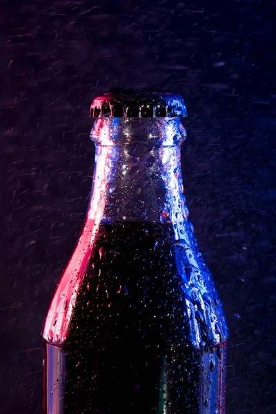 Botella Vidrio Con Bebida Carbonatada Bajo Las Gotas Agua — Foto de Stock