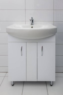 Floor stand with washbasin in bathroom with tile