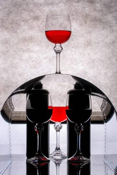 Abstrakte Komposition Mit Gläsern Mit Roter Flüssigkeit Und Zwei Dunklen — Stockfoto