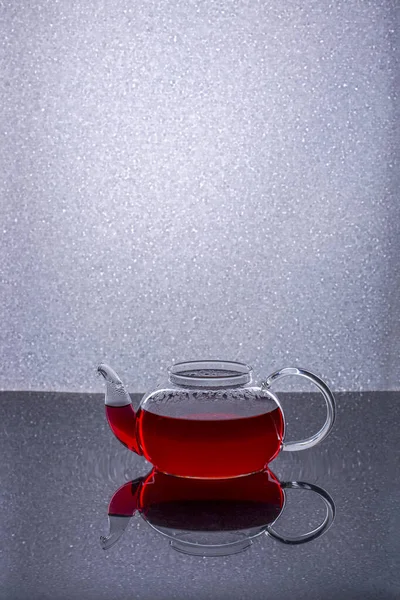 Натюрморт Скляним Чайником Червоною Рідиною — стокове фото