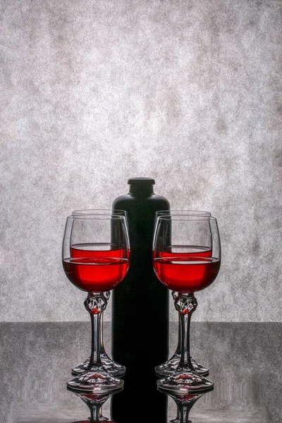 Csendélet Piros Folyadékos Poharakkal Egy Sötét Üveggel — Stock Fotó
