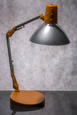 Gri arkaplandaki masaüstü lambası