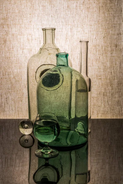 Stillleben Mit Glasobjekten Und Einem Glas Mit Flüssigkeit — Stockfoto