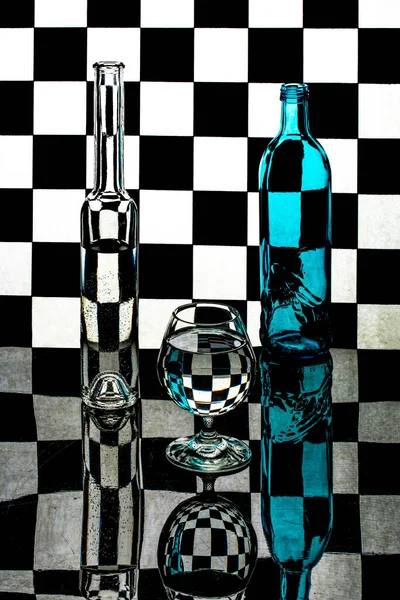 Abstract Stilleven Met Glaswerk Een Achtergrond Van Zwarte Witte Cellen — Stockfoto