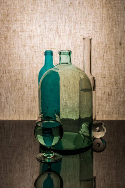 Csendélet Üvegtárgyakkal Egy Pohár Folyadékkal — Stock Fotó