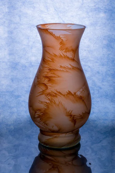 Empty Brown Vase Blue Background Reflection — Stock Photo, Image