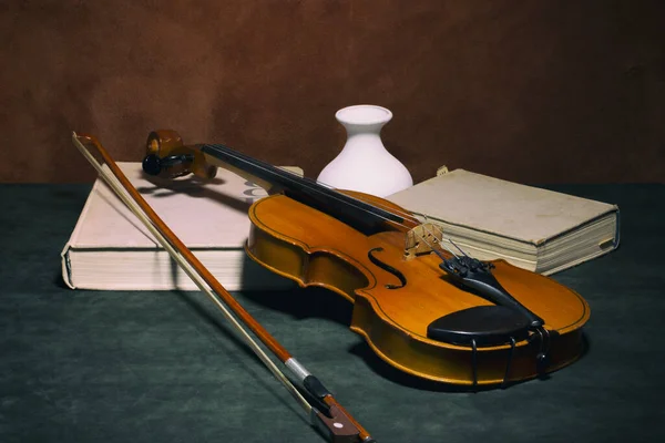 バイオリン 白い花瓶とまだ生活 — ストック写真