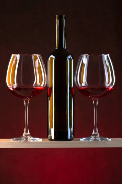 Stillleben Mit Weingläsern Und Glasflasche — Stockfoto