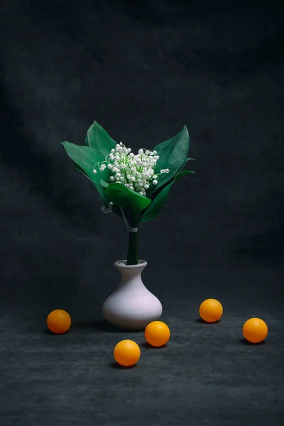 Nature Morte Avec Bouquet Lys Vallée Dans Vase Des Boules — Photo