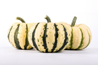 Açık arkaplanda üç çizgili dekoratif balkabağı