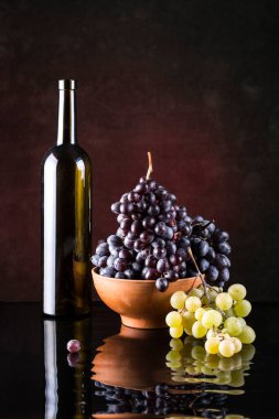 Üzümlü ve bir şişe şaraplı bir hayat