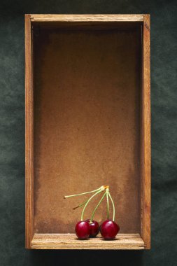 Olgun kirazlarla dolu tahta bir kutuda hayat