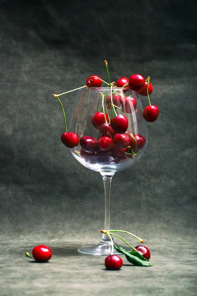 Still Life Ripe Red Cherries Large Glass — Stockfoto