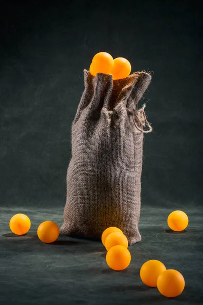 Stilleven Met Een Volle Zak Sinaasappelballen — Stockfoto