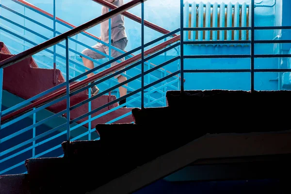 Man Climbs Stairs Residential Building — Φωτογραφία Αρχείου
