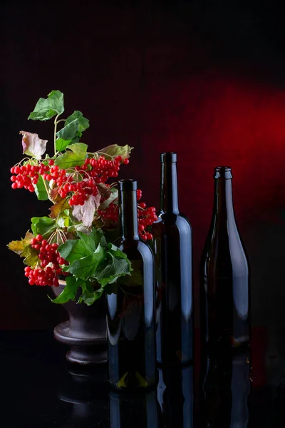 Натюрморт Стеклянными Бутылками Красным Вибурнумом — стоковое фото