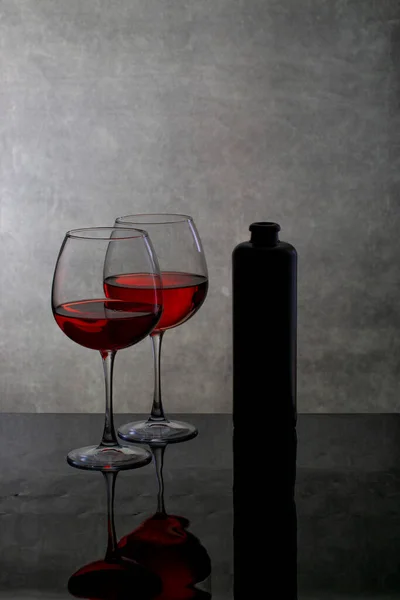 Still Life Wine Glasses Bottle Reflective Surface — Zdjęcie stockowe