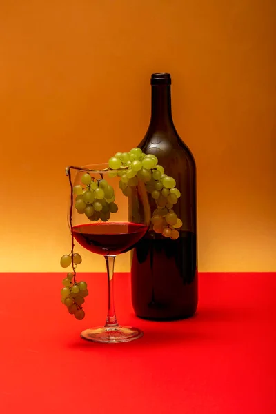 Красное Вино Куча Спелого Винограда Цветном Фоне — стоковое фото