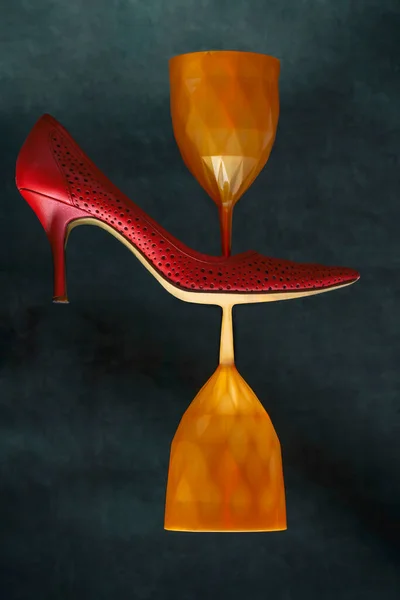 Yeşil Arka Planda Bardakları Olan Kırmızı Kadın Ayakkabısı — Stok fotoğraf