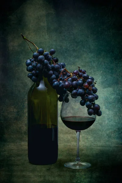 Стаканы Красного Вина Гроздья Винограда Темном Фоне — стоковое фото