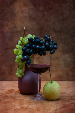 Pipo armudu, üzüm ve bir bardak şarapla sakin bir hayat