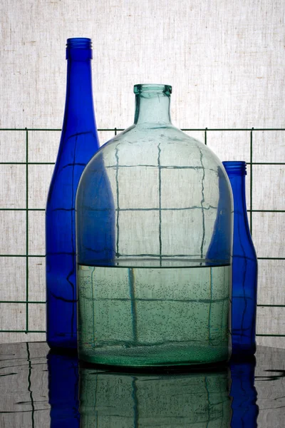 Stilleven Met Blauwe Flessen Een Pot Met Water — Stockfoto