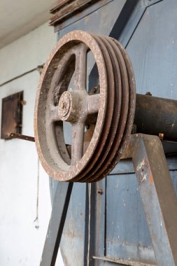 Metal şaft, havalandırma ekipmanı mekanizmasının bir parçası.