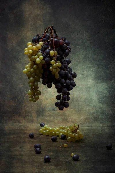 Натюрморт Спелыми Сортами Винограда — стоковое фото