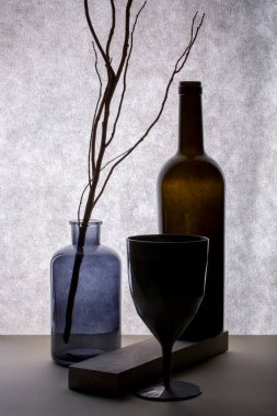 Şişe, vazo ve camla dolu bir hayat
